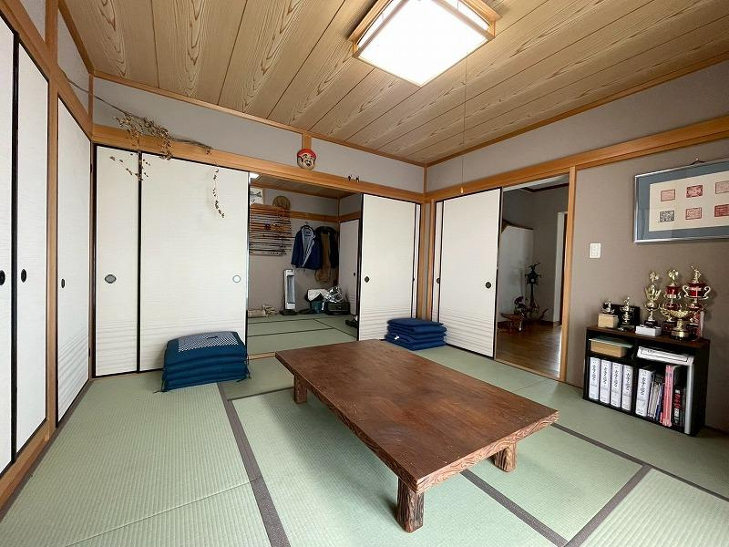 国松町　中古一戸建ての和室|和室8.0帖
■物件内覧・資金計画相談・住宅ローン相談、リフォーム相談、お問合せ受付中■
※当日・翌日のご内覧、ご相談はお電話でのお問合せがスムーズです！