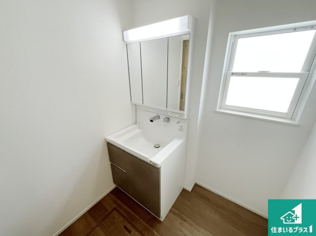 八尾市山本町北　第6期　新築一戸建ての独立洗面台|清潔感のある洗面台です。フラットな鏡は掃除がしやすく毎日清潔！鏡裏には収納があるのでスッキリとした洗面台が保てます。