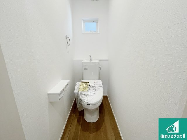 八尾市山本町北　第6期　新築一戸建てのトイレ|1・2階の2ヶ所にあるので、朝の忙しい時間の順番待ちもなく、深夜の利用にも大変便利です。