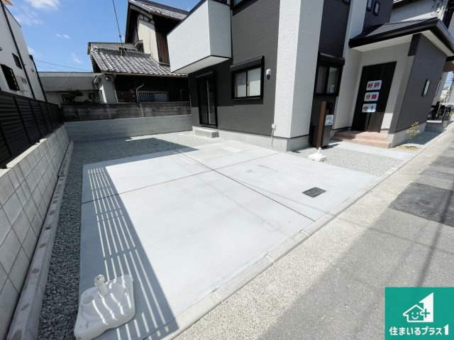八尾市山本町北　第6期　新築一戸建ての駐車場|並列２台駐車可能！ゆとりの駐車スペースで車庫入れもスムーズ！