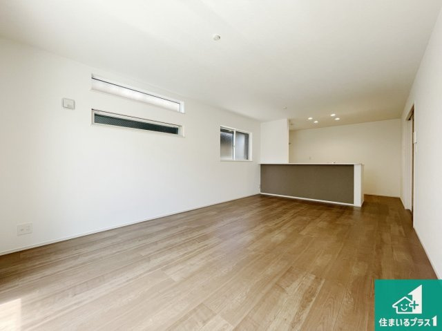 八尾市山本町北　第6期　新築一戸建ての居間・リビング|日当たり良好の明るいリビングで朝の目覚めもスッキリできそう！対面キッチンでご家族のコミュニケーションも自然と増える設計！小さなお子様が遊ぶスペースを作っても広々とくつろげるLDK！