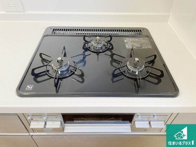 八尾市山本町北　第6期　新築一戸建ての設備|ダブル高火力Ｓｉセンサー付きコンロ！３口あるので、まとめて料理をする時も大活躍！