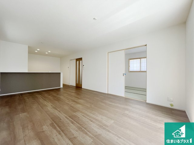 八尾市山本町北　第6期　新築一戸建ての居間・リビング|日当たり良好の明るいリビングで朝の目覚めもスッキリできそう！対面キッチンでご家族のコミュニケーションも自然と増える設計！小さなお子様が遊ぶスペースを作っても広々とくつろげるLDK！