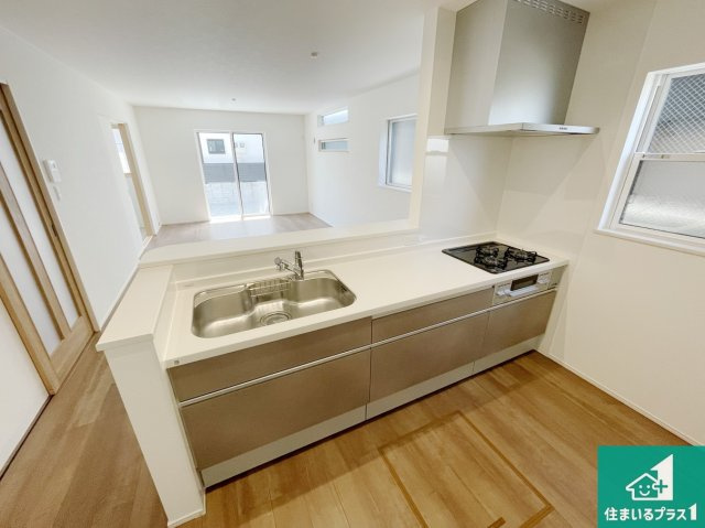 八尾市山本町北　第6期　新築一戸建てのキッチン|子供を見守りながらお料理が出来るため家族のコミュニケーションか増えます♪スペースが広く確保されている為お子様が大きくなったときは一緒に料理を楽しめます♪