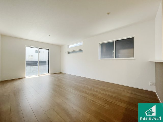 八尾市山本町北　第6期　新築一戸建ての居間・リビング|明るいリビングで朝の目覚めもスッキリできそう！対面キッチンでご家族のコミュニケーションも自然と増える設計！小さなお子様が遊ぶスペースを作っても広々とくつろげるLDK！