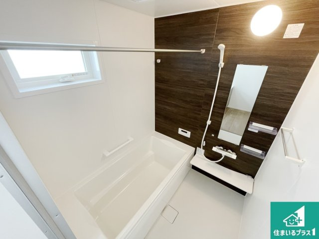 八尾市山本町北　第6期　新築一戸建ての浴室|足をゆったり伸ばして寛げる浴槽です。窓が設けられていますので差し込む光が明るく穏やかな雰囲気にしてくれます♪浴室乾燥機も設置しているので、雨の日の洗濯物も安心です♪