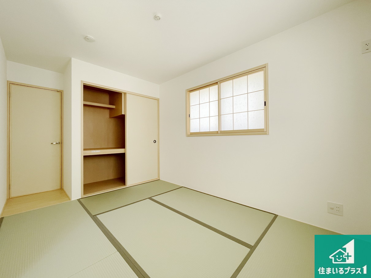 八尾市山本町北　第6期　新築一戸建ての和室|一室あると便利な和室は客間としてだけでなく、小さなお子様のプレイルームや食後のくつろぎスペースとしてもご利用いただけます。収納もついていますので大活躍間違いなし！