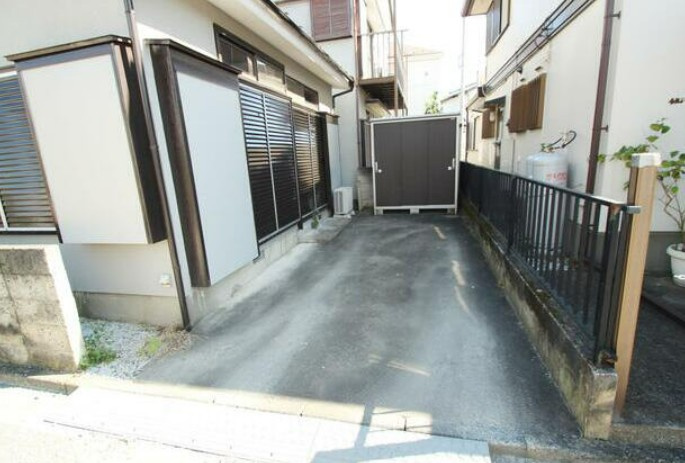 【中古】日高市上鹿山中古住宅の駐車場|駐車スペースもあります！