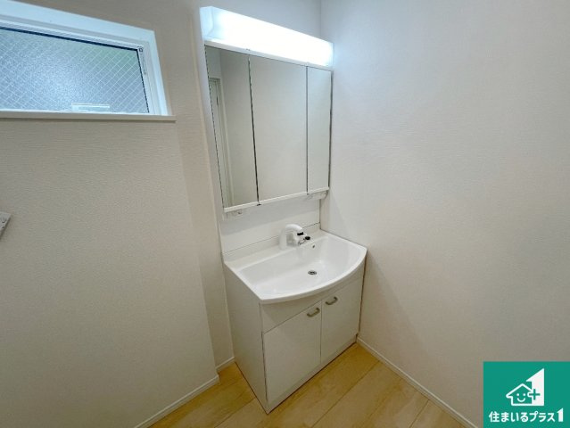 枚方市長尾家具町　第11期　新築一戸建ての独立洗面台|清潔感のある洗面台です。フラットな鏡は掃除がしやすく毎日清潔！鏡裏には収納があるのでスッキリとした洗面台が保てます。