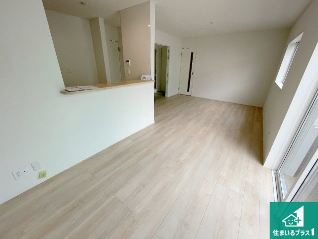 枚方市長尾家具町　第11期　新築一戸建ての居間・リビング|日当たり良好の明るいリビングで朝の目覚めもスッキリできそう！対面キッチンでご家族のコミュニケーションも自然と増える設計！小さなお子様が遊ぶスペースを作っても広々とくつろげるLDK！