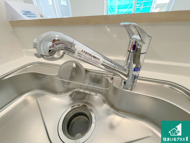 枚方市長尾家具町　第11期　新築一戸建ての設備|浄水器を内蔵！炊飯時、お茶を作る時に安心してお水を使えます！お湯と冷水、浄水と原水、シャワーの切替えもワンタッチです！
