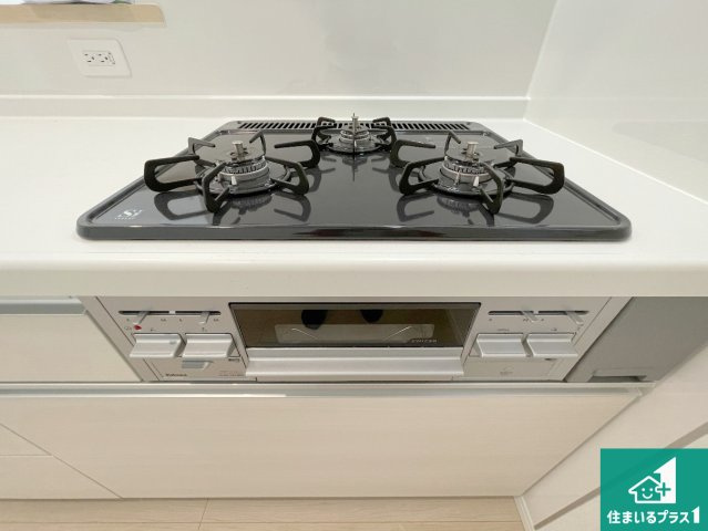 枚方市長尾家具町　第11期　新築一戸建ての設備|ダブル高火力Ｓｉセンサー付きコンロ！３口あるので、まとめて料理をする時も大活躍！