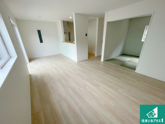 枚方市長尾家具町　第11期　新築一戸建ての居間・リビング|シンプルなリビングは、観葉植物等のインテリアを楽しめますね！パパ好みにも、ママ好みにも家具次第で雰囲気を変えることができます！