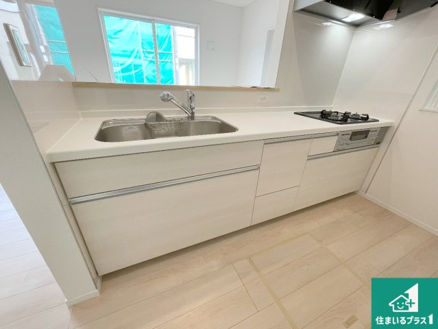 枚方市長尾家具町　第11期　新築一戸建てのキッチン|リビングと統一感があり、使い勝手のいいキッチン。広々としているので、二人並んで作業が出来ちゃいます。お子様と一緒に色々なお料理に挑戦できるスペースがあります。