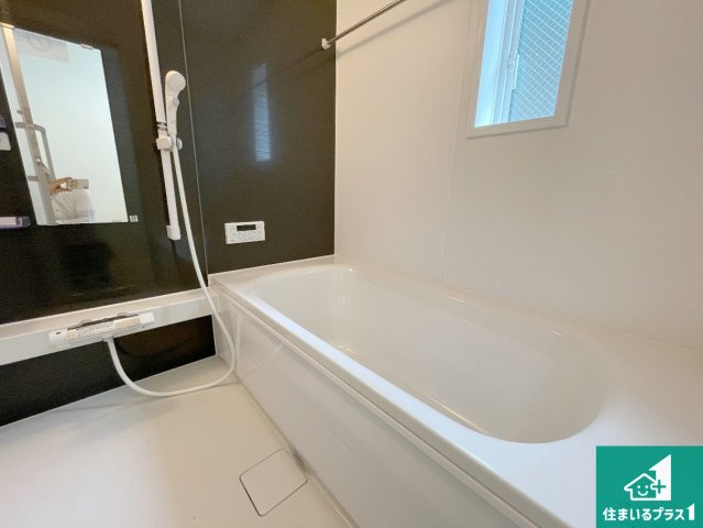 枚方市長尾家具町　第11期　新築一戸建ての浴室|足をゆったり伸ばして寛げる浴槽です。窓が設けられていますので差し込む光が明るく穏やかな雰囲気にしてくれます♪浴室乾燥機も設置しているので、雨の日の洗濯物も安心です♪