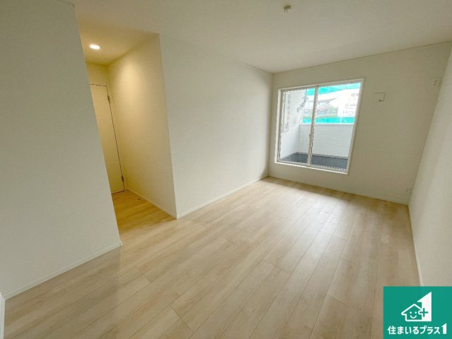 枚方市長尾家具町　第11期　新築一戸建ての洋室|シンプルな洋室は、自分好みのインテリアが楽しめます♪ご家族とインテリアや家具を選びに行くのは新築購入時の醍醐味の一つです。ぜひお楽しみください♪