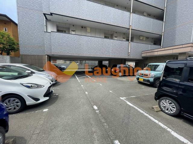 センタービレッジ本町の駐車場|車をお持ちの方に嬉しい駐車場付きの物件です