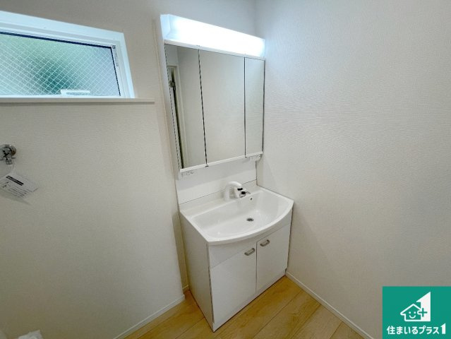 枚方市長尾家具町　第11期　新築一戸建ての独立洗面台|清潔感のある洗面台です。フラットな鏡は掃除がしやすく毎日清潔！鏡裏には収納があるのでスッキリとした洗面台が保てます。