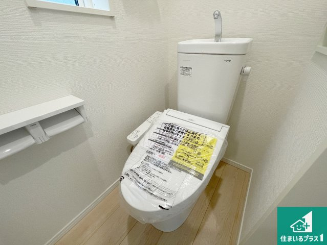 枚方市長尾家具町　第11期　新築一戸建てのトイレ|1・2階の2ヶ所にあるので、朝の忙しい時間の順番待ちもなく、深夜の利用にも大変便利です。