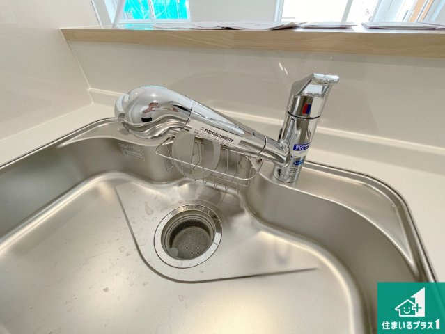 枚方市長尾家具町　第11期　新築一戸建ての設備|浄水器を内蔵！炊飯時、お茶を作る時に安心してお水を使えます！お湯と冷水、浄水と原水、シャワーの切替えもワンタッチです！