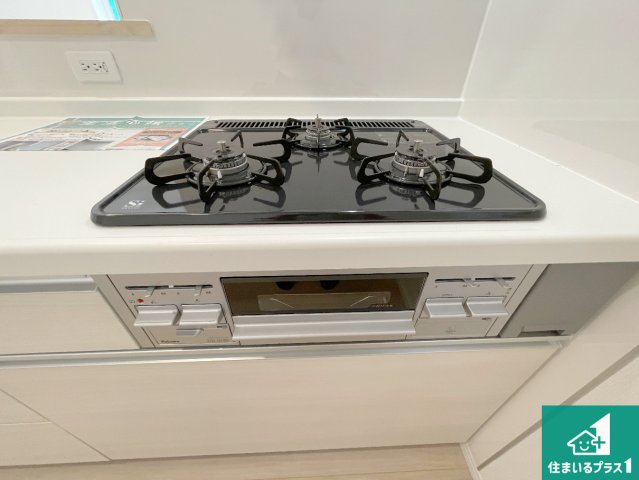 枚方市長尾家具町　第11期　新築一戸建ての設備|ダブル高火力Ｓｉセンサー付きコンロ！３口あるので、まとめて料理をする時も大活躍！