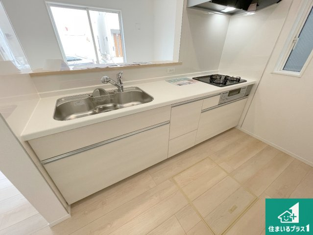 枚方市長尾家具町　第11期　新築一戸建てのキッチン|リビングと統一感があり、使い勝手のいいキッチン。広々としているので、二人並んで作業が出来ちゃいます。お子様と一緒に色々なお料理に挑戦できるスペースがあります。