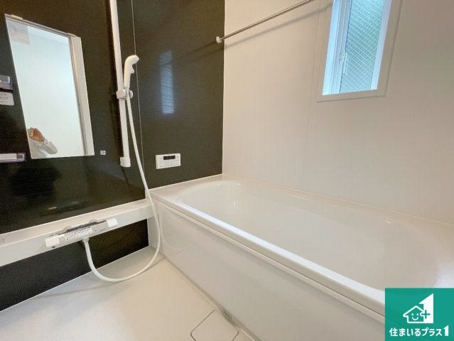 枚方市長尾家具町　第11期　新築一戸建ての浴室|足をゆったり伸ばして寛げる浴槽です。窓が設けられていますので差し込む光が明るく穏やかな雰囲気にしてくれます♪浴室乾燥機も設置しているので、雨の日の洗濯物も安心です♪