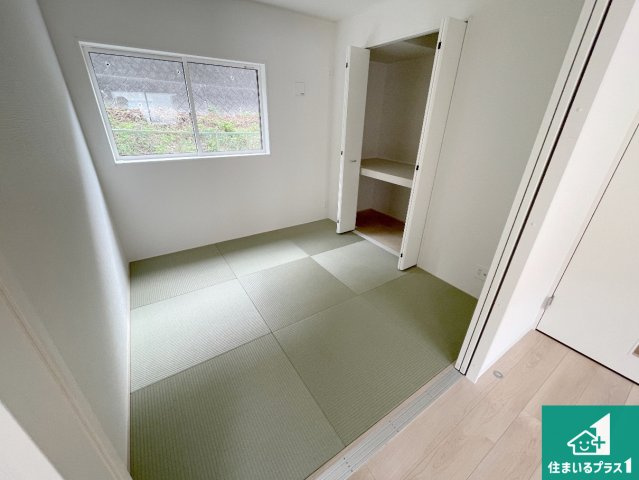 枚方市長尾家具町　第11期　新築一戸建ての和室|一室あると便利な和室は客間としてだけでなく、小さなお子様のプレイルームや食後のくつろぎスペースとしてもご利用いただけます。収納もついていますので大活躍間違いなし！