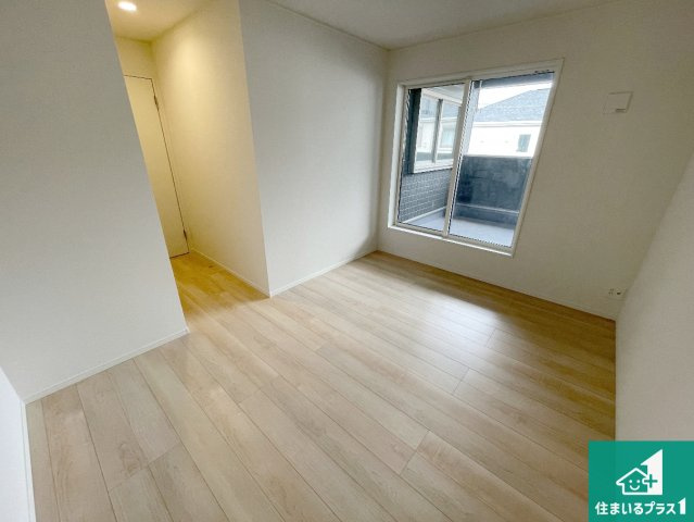 枚方市長尾家具町　第11期　新築一戸建ての洋室|シンプルな洋室は、自分好みのインテリアが楽しめます♪ご家族とインテリアや家具を選びに行くのは新築購入時の醍醐味の一つです。ぜひお楽しみください♪