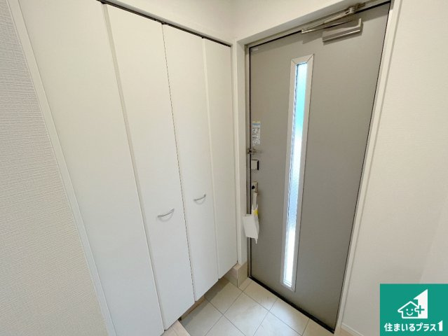 枚方市長尾家具町　第11期　新築一戸建ての玄関|シューズボックスにはたくさんの靴が収納できるので玄関周りはいつもスッキリ！ご家族が増えても安心！