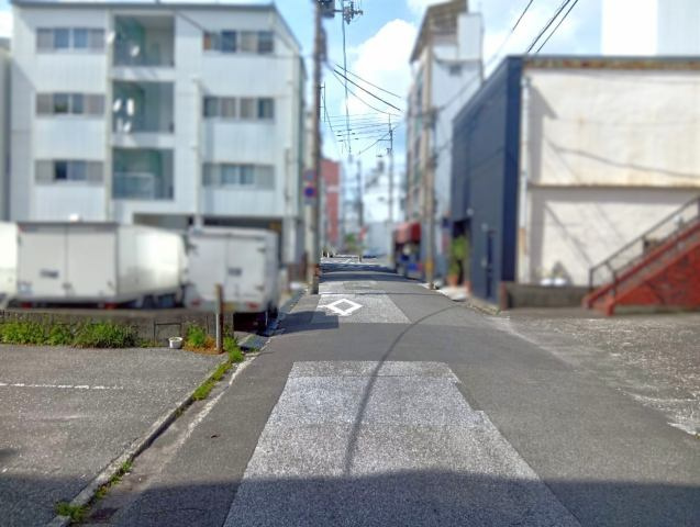 高知市堺町　中古一戸建ての前面道路含む現地写真