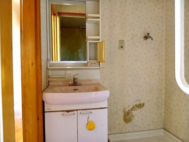 高知市堺町　中古一戸建ての独立洗面台|独立洗面台、小物を置くことができて便利です