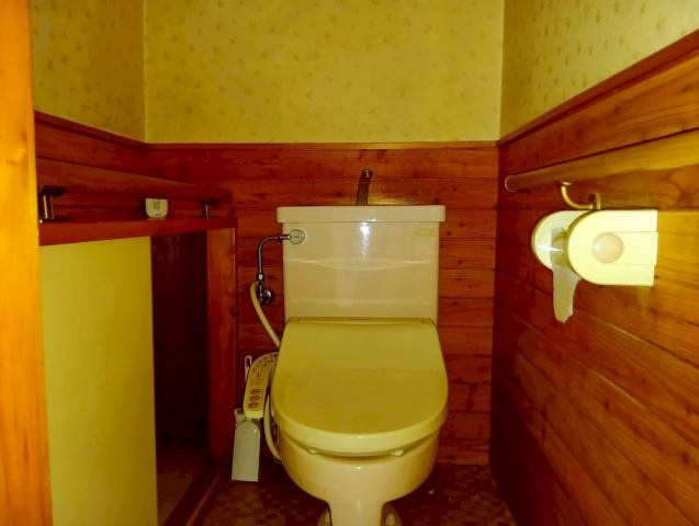 高知市堺町　中古一戸建てのトイレ|落ち着いた色調のトイレです