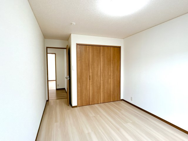 都城市花繰町の中古一戸建の洋室