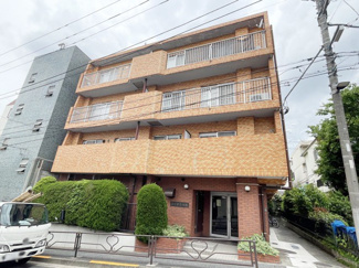 【外観】 | 手入れの行き届いた外壁やエントランスなど、「見ればわかる」レベルで清潔感を保ったマンションです。築年数を感じさせない姿で皆様をお出迎えします。～即日のご見学可能～　お問合せはお気軽にどうぞ。