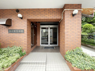 【エントランス】 | お客様を、そして住人を出迎えてくれるマンションのエントランス。ゴミが落ちていないことからも、管理状態の良さや住民の節度の高さが見て取れます。～即日のご見学可能～　お問合せはお気軽にどうぞ。