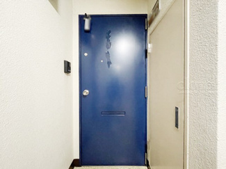 【その他共用部分】 | 皆様をお迎えする、お部屋の玄関ドア。開けやすさや開放角度、ドアノブの操作しやすさや鍵の形状などを、現地で一度ご確認ください。～即日のご見学可能～　お問合せはお気軽にどうぞ。