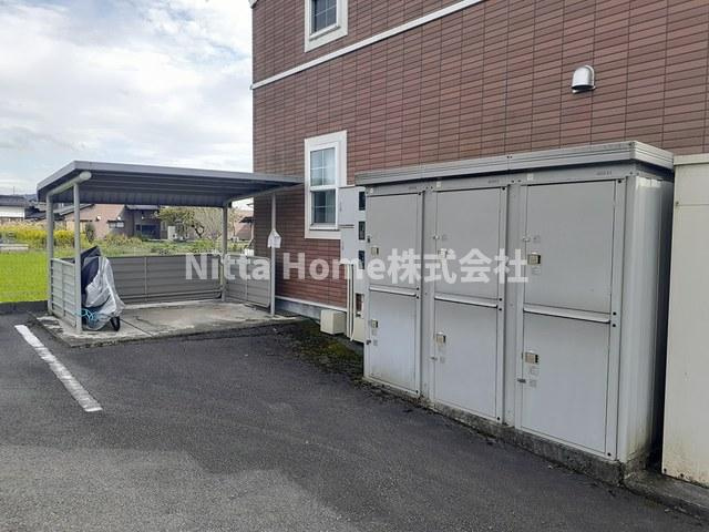 フレスケッツァのエントランス|敷地内にゴミ置場、タイヤ庫あります☆彡