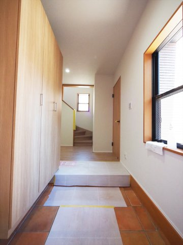 【玄関】 | 世田谷区上馬3丁目 | シューズボックス付きの玄関。