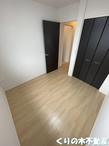 【寝室】 | N Anchorage | 広くて明るい寝室