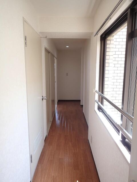 ケインアヴェニュー船堀の内装|廊下にも収納押入がございます。