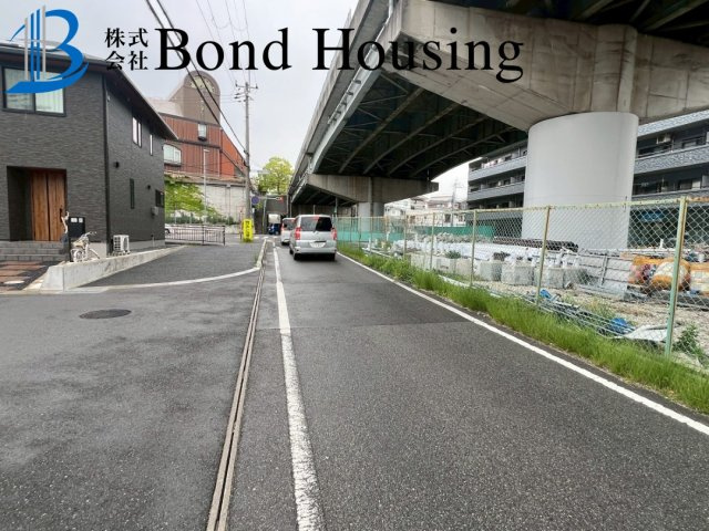 漆喰壁・無垢材を使用した自然住宅・大久保町谷八木　平屋の前面道路含む現地写真