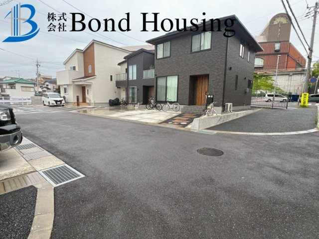 漆喰壁・無垢材を使用した自然住宅・大久保町谷八木　平屋の前面道路含む現地写真