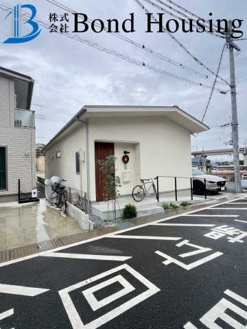 漆喰壁・無垢材を使用した自然住宅・大久保町谷八木　平屋の駐車場
