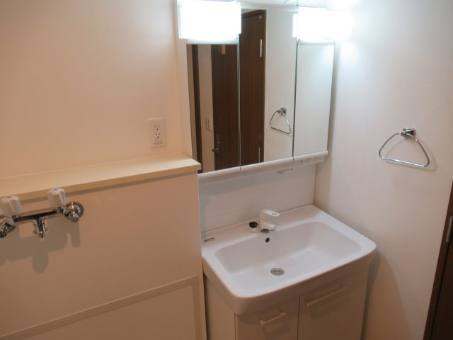 ルネシティ脇浜町第2　１ＬＤＫの洗面所|忙しい朝には欠かせない洗面所です