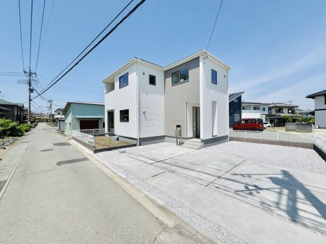 富岡市富岡の前面道路含む現地写真|駐車スペースを確保しながらお庭のスペースも♪