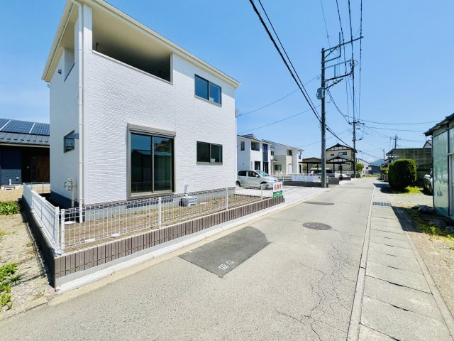 富岡市富岡の前面道路含む現地写真|閑静な住宅地で駐車も楽々◎
