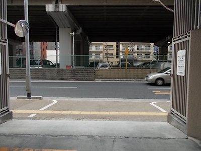  | ルネ江坂 | 駐車場出入口