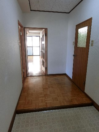 呉市中央３丁目の賃貸マンションの玄関