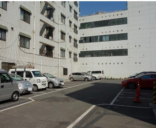 呉市中央３丁目の賃貸マンションの駐車場